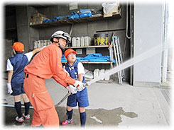屋内消火栓による放水訓練
