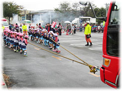 消防車と綱引き