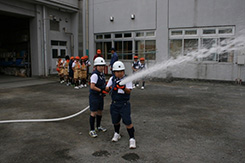 屋内消火栓による放水訓練